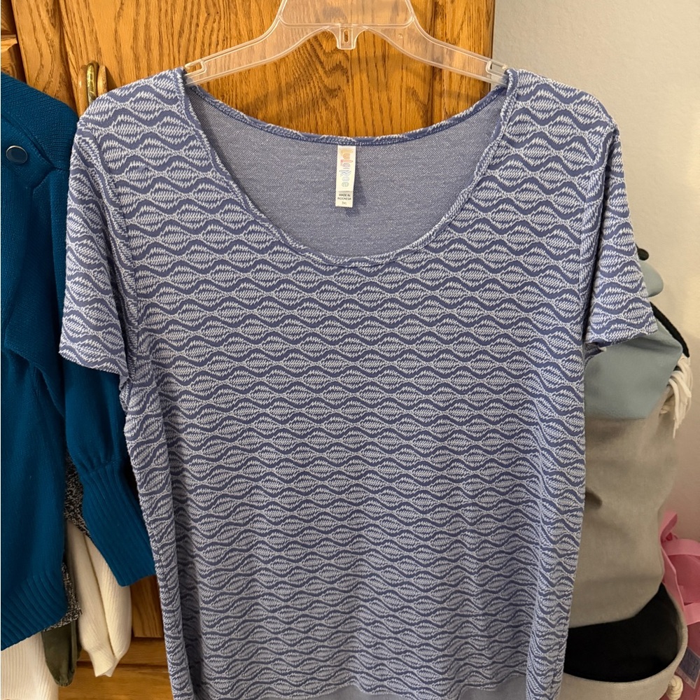 LuLaRoe Blue and White Wave Pattern Short Sleeve Top (36)